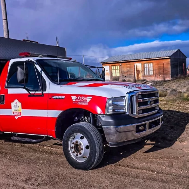 Temporal en Fitz Roy y Jaramillo: los bomberos aseguraron techos para evitar una tragedia Temporal en Fitz Roy y Jaramillo: los bomberos aseguraron techos para evitar una tragedia
