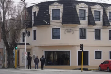 Un hombre se atrincheró en un hotel: evacuaron parte del edificio y activaron un operativo policial Un hombre se atrincheró en un hotel: evacuaron parte del edificio y activaron un operativo policial