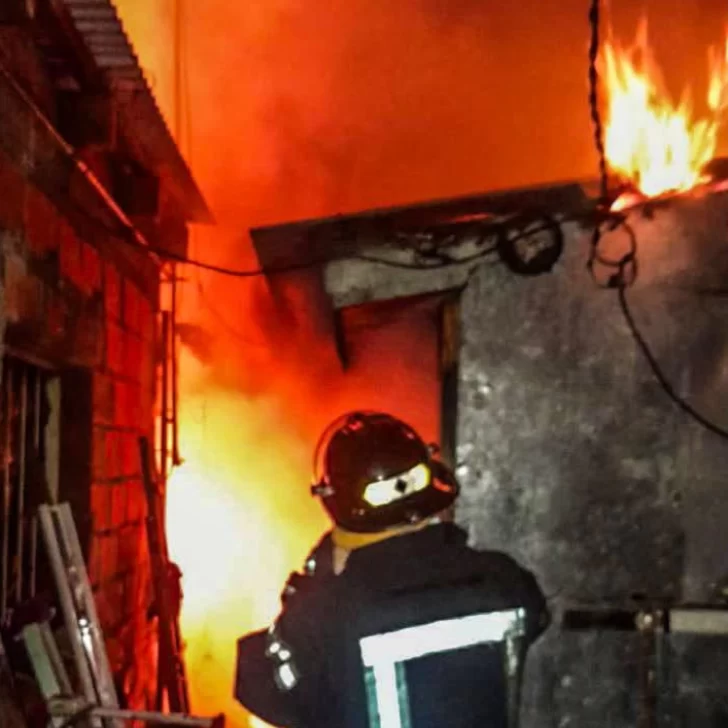Incendio en el barrio Evita: una familia perdió su vivienda y necesita ayuda Incendio en el barrio Evita: una familia perdió su vivienda y necesita ayuda