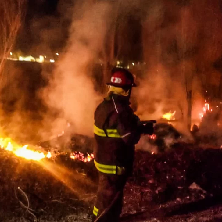 Bomberos realizó intervenciones en la zona sur y norte de Santa Cruz: se incendiaron parturas, residuos y se aseguró un transformador Bomberos realizó intervenciones en la zona sur y norte de Santa Cruz: se incendiaron parturas, residuos y se aseguró un transformador