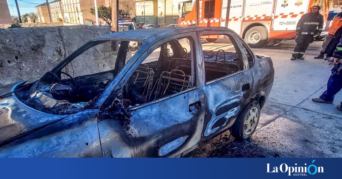 Una falla en un auto provocó un incendio que terminó con pérdidas materiales totales