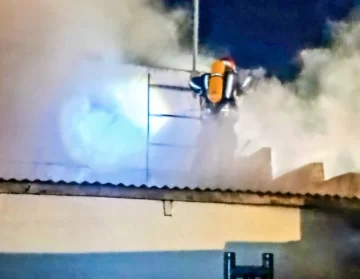 Bomberos sofocaron un incendio que amenazó al depósito de una verdulería y vivienda Bomberos sofocaron un incendio que amenazó al depósito de una verdulería y vivienda