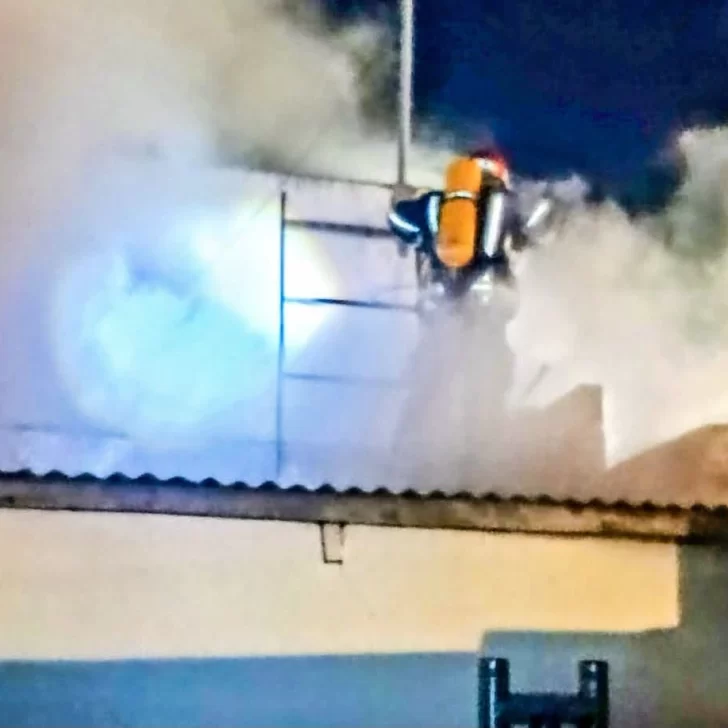 Bomberos sofocaron un incendio que amenazó al depósito de una verdulería y vivienda Bomberos sofocaron un incendio que amenazó al depósito de una verdulería y vivienda