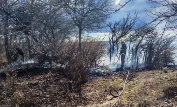 El viento descontroló una quema de basura en la zona de chacras de Perito Moreno El viento descontroló una quema de basura en la zona de chacras de Perito Moreno