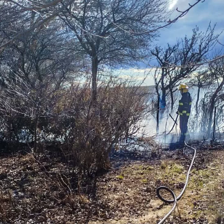 El viento descontroló una quema de basura en la zona de chacras de Perito Moreno El viento descontroló una quema de basura en la zona de chacras de Perito Moreno