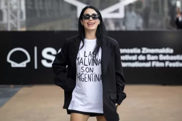 Lali Espósito lució una remera de “Las Malvinas son argentinas” en San Sebastián Lali Espósito lució una remera de “Las Malvinas son argentinas” en San Sebastián
