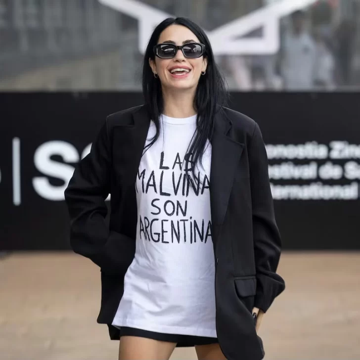 Lali Espósito lució una remera de “Las Malvinas son argentinas” en San Sebastián Lali Espósito lució una remera de “Las Malvinas son argentinas” en San Sebastián