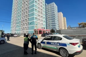 Murió un nene de 9 años al caer desde una ventana de un séptimo piso en Comodoro Rivadavia Murió un nene de 9 años al caer desde una ventana de un séptimo piso en Comodoro Rivadavia