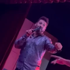 Pablito Ruiz hizo bailar a sus fans de Río Gallegos y terminó la noche festejando en un conocido pub