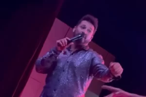 Pablito Ruiz hizo bailar a sus fans de Río Gallegos y terminó la noche festejando en un conocido pub