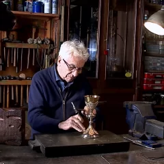 Pallarols ultima el cáliz para el Papa León XIV: fue hecho con material de armas de Malvinas y lleva la huella de miles de argentinos