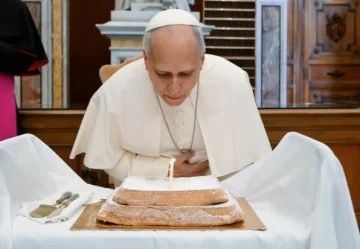 El Papa León XIV celebró su cumpleaños en la Biblioteca Vaticana y lo tomó como una señal de su madre: “Dios tiene sentido del humor” El Papa León XIV celebró su cumpleaños en la Biblioteca Vaticana y lo tomó como una señal de su madre: “Dios tiene sentido del humor”
