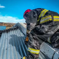 Bomberos neutralizaron estructuras a punto de colapsar por el viento en Gobernador Gregores