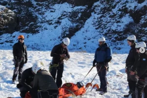 Masivo operativo de rescate para hallar a dos personas tras una avalancha en el Cerro Crestón cerca de El Chaltén