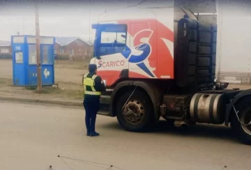 La Policía secuestró un camión de gran porte en Piedra Buena por orden de la Justicia Nacional La Policía secuestró un camión de gran porte en Piedra Buena por orden de la Justicia Nacional