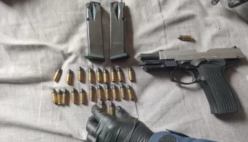 Incautaron un arma, cargadores y decenas de proyectiles tras un allanamiento en Pico Truncado Incautaron un arma, cargadores y decenas de proyectiles tras un allanamiento en Pico Truncado