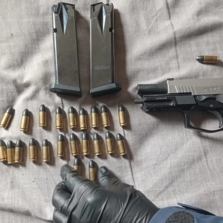 Incautaron un arma, cargadores y decenas de proyectiles tras un allanamiento en Pico Truncado Incautaron un arma, cargadores y decenas de proyectiles tras un allanamiento en Pico Truncado