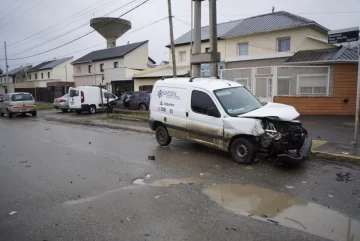 Triple choque en Río Gallegos: camioneta colisionó a un auto que terminó sobre la vereda y chocó a otra utilitaria estacionada Triple choque en Río Gallegos: camioneta colisionó a un auto que terminó sobre la vereda y chocó a otra utilitaria estacionada