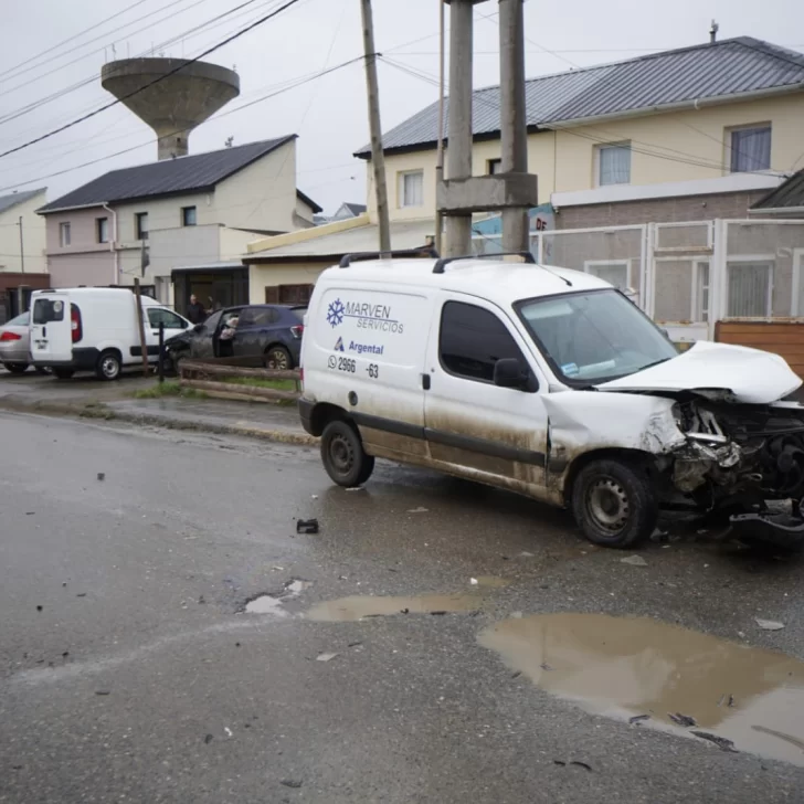 Triple choque en Río Gallegos: camioneta colisionó a un auto que terminó sobre la vereda y chocó a otra utilitaria estacionada Triple choque en Río Gallegos: camioneta colisionó a un auto que terminó sobre la vereda y chocó a otra utilitaria estacionada