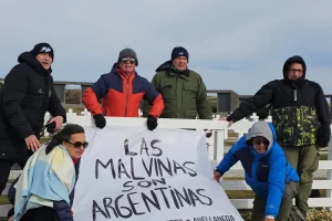 Veteranos de Malvinas llevaron a las islas una bandera como la que mostró la Selección Argentina tras vencer a Inglaterra