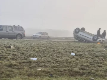 Volcó un auto en la Autovía de Río Gallegos y el conductor fue trasladado al hospital Volcó un auto en la Autovía de Río Gallegos y el conductor fue trasladado al hospital