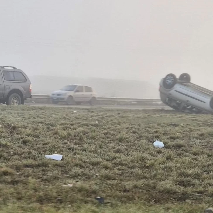 Volcó un auto en la Autovía de Río Gallegos y el conductor fue trasladado al hospital Volcó un auto en la Autovía de Río Gallegos y el conductor fue trasladado al hospital