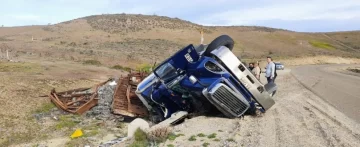 Camionero se salvó de milagro al volcar cerca de Fitz Roy: la cabina quedó totalmente destruida Camionero se salvó de milagro al volcar cerca de Fitz Roy: la cabina quedó totalmente destruida