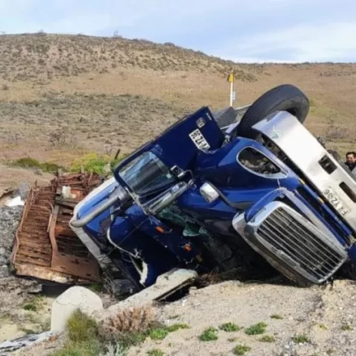 Camionero se salvó de milagro al volcar cerca de Fitz Roy: la cabina quedó totalmente destruida Camionero se salvó de milagro al volcar cerca de Fitz Roy: la cabina quedó totalmente destruida
