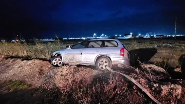 Un hombre bajo los efectos del alcohol cayó con su auto a una zanja en Pico Truncado Un hombre bajo los efectos del alcohol cayó con su auto a una zanja en Pico Truncado