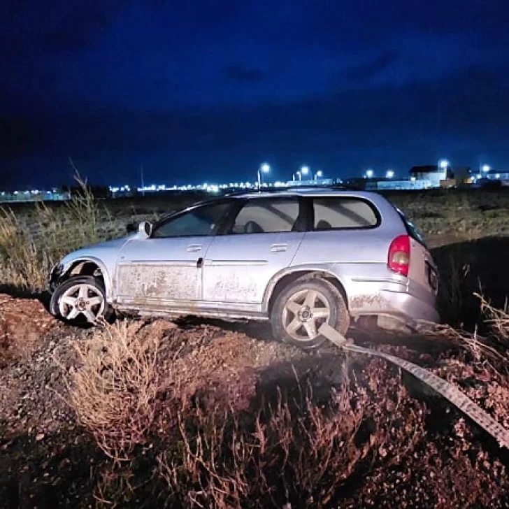 Un hombre bajo los efectos del alcohol cayó con su auto a una zanja en Pico Truncado Un hombre bajo los efectos del alcohol cayó con su auto a una zanja en Pico Truncado