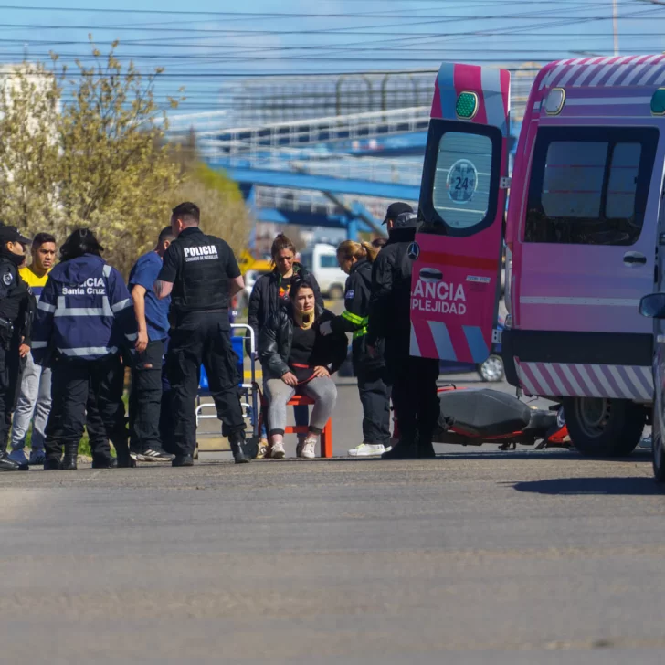 Río Gallegos: dos jóvenes hospitalizados tras una colisión entre un auto y una moto Río Gallegos: dos jóvenes hospitalizados tras una colisión entre un auto y una moto