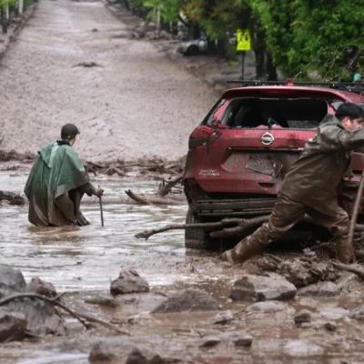 Aluvión en Chile: inundaciones, vehículos arrastrados por la corriente y alerta roja en diez comunas