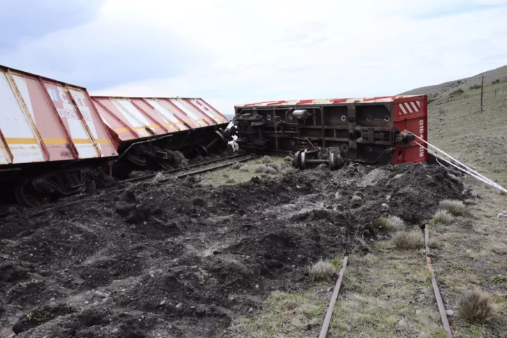 Así quedó la locomotora luego de descarrillar mientras se dirigía al puerto de Punta Loyola. FOTO: GOBIERNO