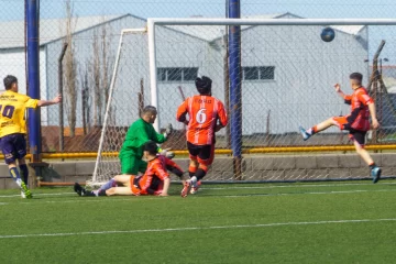 Boca y una docena de goles para ganarle a Defensores del Carmen: 12 a 0 con cinco de Joaquín “Ruso” Guzmán Boca y una docena de goles para ganarle a Defensores del Carmen: 12 a 0 con cinco de Joaquín “Ruso” Guzmán