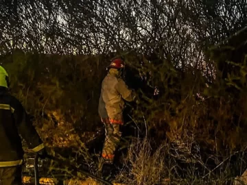 Bomberos sofocaron un incendio de residuos en el barrio El Mirador de Caleta Olivia Bomberos sofocaron un incendio de residuos en el barrio El Mirador de Caleta Olivia