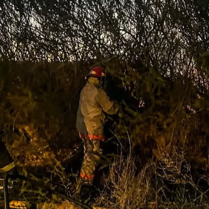 Bomberos sofocaron un incendio de residuos en el barrio El Mirador de Caleta Olivia Bomberos sofocaron un incendio de residuos en el barrio El Mirador de Caleta Olivia