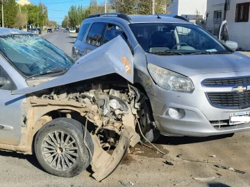 Violenta colisión en cadena en pleno centro de Río Gallegos: choque entre tres vehículos dejó a un joven hospitalizado Violenta colisión en cadena en pleno centro de Río Gallegos: choque entre tres vehículos dejó a un joven hospitalizado