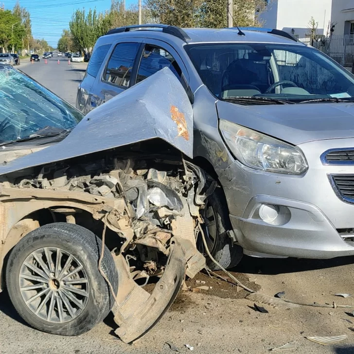 Violenta colisión en cadena en pleno centro de Río Gallegos: choque entre tres vehículos dejó a un joven hospitalizado Violenta colisión en cadena en pleno centro de Río Gallegos: choque entre tres vehículos dejó a un joven hospitalizado