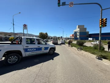 Un ciclista de 58 años chocó con una camioneta en Comodoro Rivadavia y fue hospitalizado Un ciclista de 58 años chocó con una camioneta en Comodoro Rivadavia y fue hospitalizado