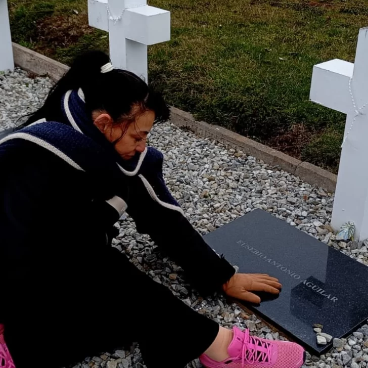 Denuncian que rompieron placas en el Cementerio argentino de Darwin, en Malvinas Denuncian que rompieron placas en el Cementerio argentino de Darwin, en Malvinas