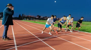 Comodoro Rivadavia recuperó los torneos nocturnos de atletismo después de 47 años Comodoro Rivadavia recuperó los torneos nocturnos de atletismo después de 47 años