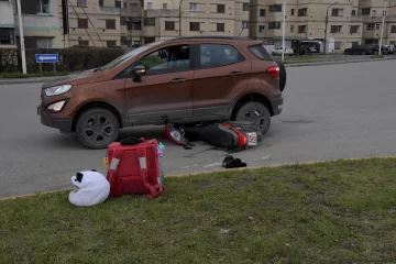 Una joven que realiza delivery terminó lesionada tras protagonizar un fuerte accidente en la Autovía de Río Gallegos Una joven que realiza delivery terminó lesionada tras protagonizar un fuerte accidente en la Autovía de Río Gallegos