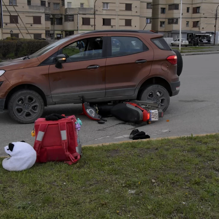 Una joven que realiza delivery terminó lesionada tras protagonizar un fuerte accidente en la Autovía de Río Gallegos Una joven que realiza delivery terminó lesionada tras protagonizar un fuerte accidente en la Autovía de Río Gallegos
