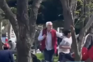 Horacio Huecke frenó una pelea entre dos jóvenes en la Plaza San Martín Horacio Huecke frenó una pelea entre dos jóvenes en la Plaza San Martín