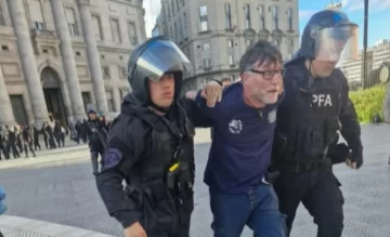 Detuvieron a tres personas tras intentar ingresar por la fuerza a la Casa Rosada Detuvieron a tres personas tras intentar ingresar por la fuerza a la Casa Rosada