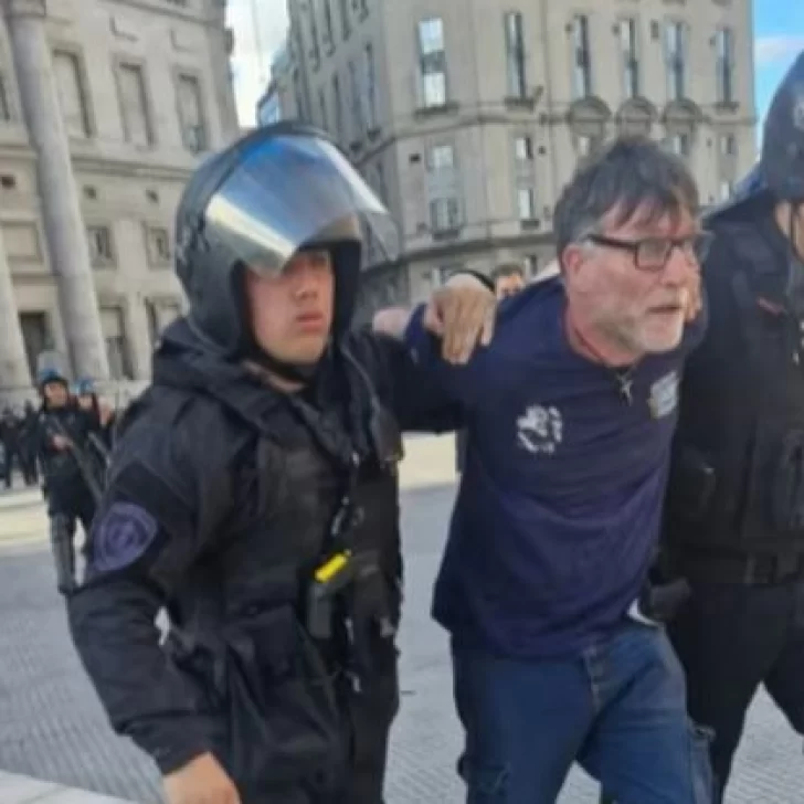 Detuvieron a tres personas tras intentar ingresar por la fuerza a la Casa Rosada Detuvieron a tres personas tras intentar ingresar por la fuerza a la Casa Rosada