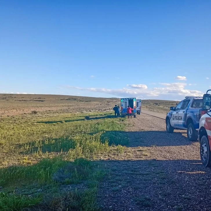 Vuelco en la Ruta 3: bomberos asistieron a cuatro ocupantes entre Fitz Roy y Jaramillo Vuelco en la Ruta 3: bomberos asistieron a cuatro ocupantes entre Fitz Roy y Jaramillo