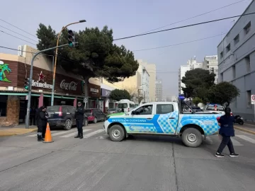 Tensión en Comodoro Rivadavia: un hombre se subió al techo de un hotel y manifestó sus intenciones de arrojarse Tensión en Comodoro Rivadavia: un hombre se subió al techo de un hotel y manifestó sus intenciones de arrojarse