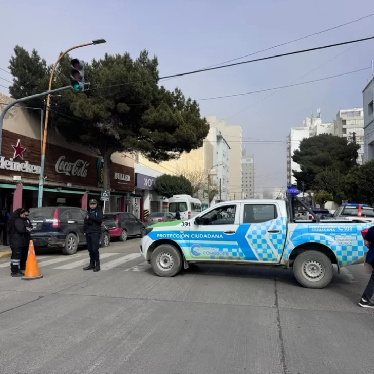 Tensión en Comodoro Rivadavia: un hombre se subió al techo de un hotel y manifestó sus intenciones de arrojarse Tensión en Comodoro Rivadavia: un hombre se subió al techo de un hotel y manifestó sus intenciones de arrojarse