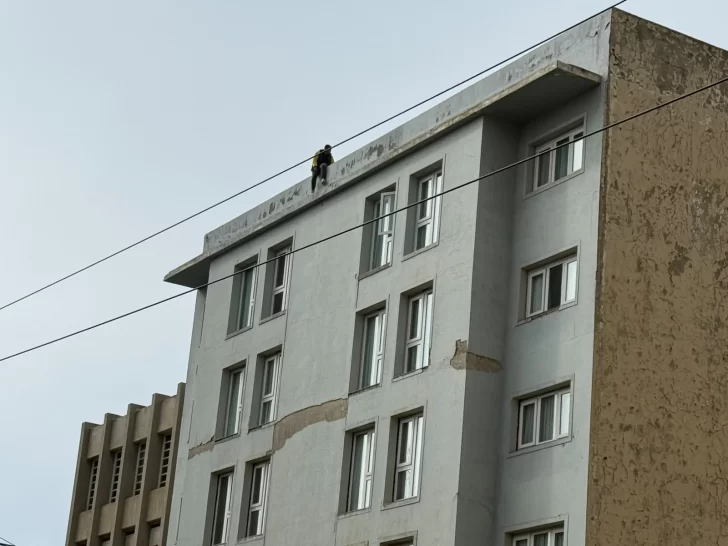Hombre-se-subio-a-la-azotea-de-un-hotel-amenazo-con-arrojarse-al-vacio-comodoro-Rivadavia-2-728x546